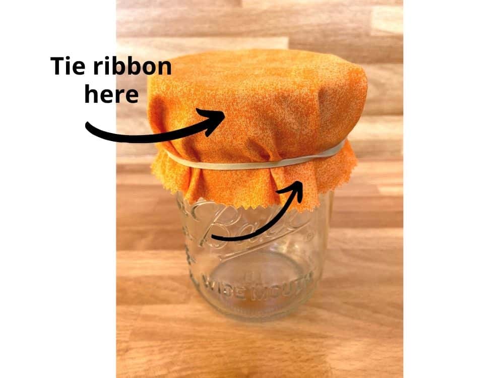 how to use a rubber band to hold down fabric on a mason jar